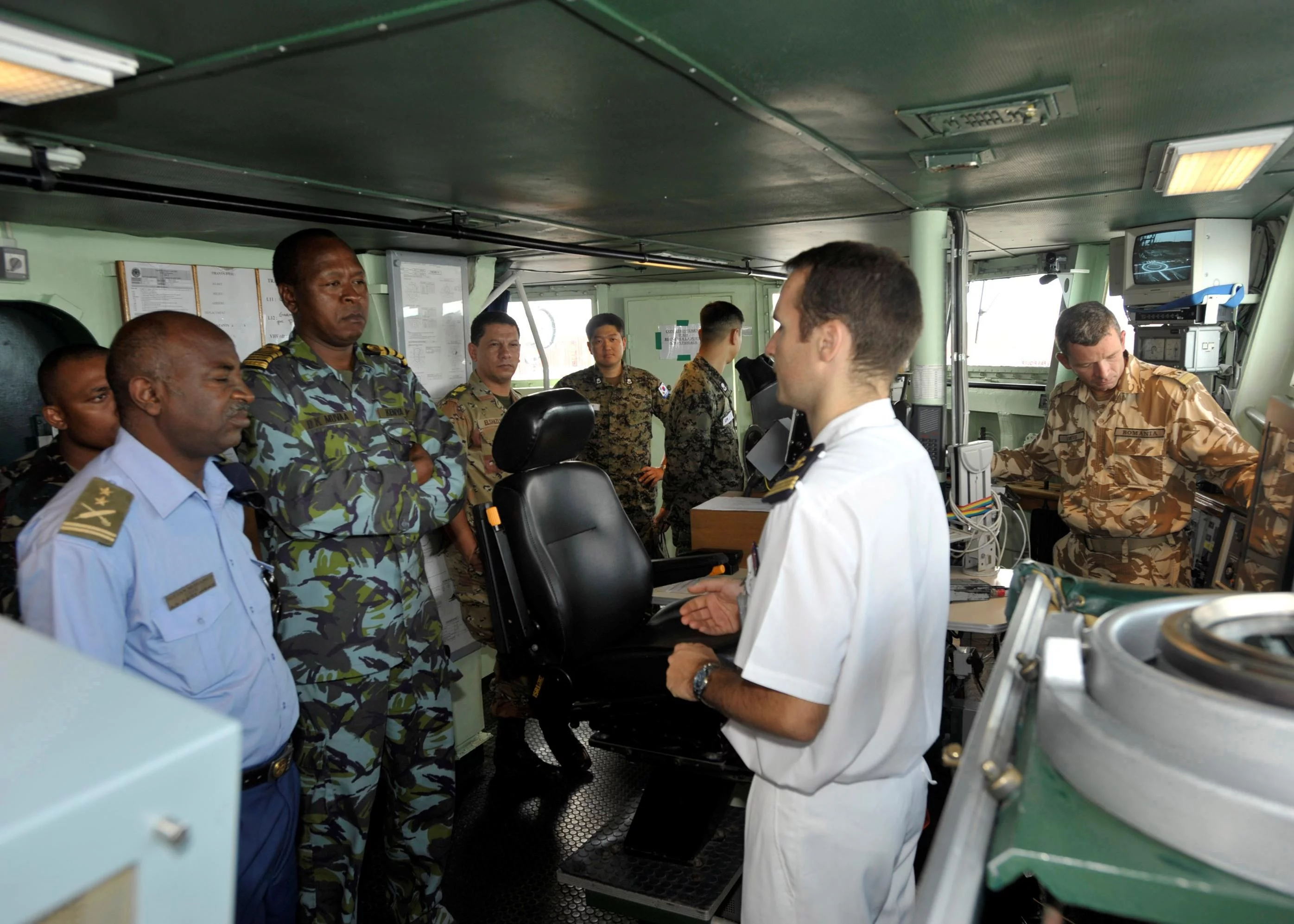 Des officiers du CJTF-HOA vistent le Dupleix