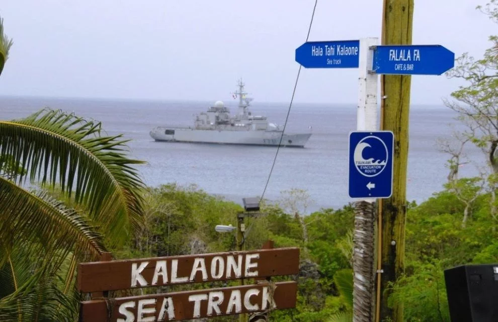 Le Prairial au mouillage devant le port de Niue