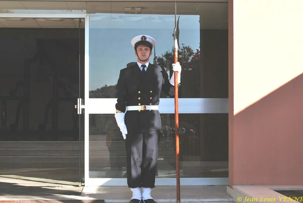 Présentation aux drapeaux du CIN Saint-Mandrier 