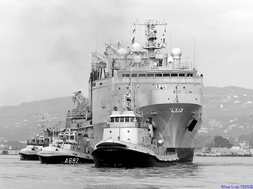 Le Var remorqué vers le Lazaret