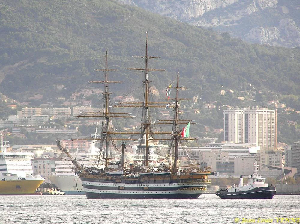 Le voilier école italien Amérigo Vespucci arrive à Toulon