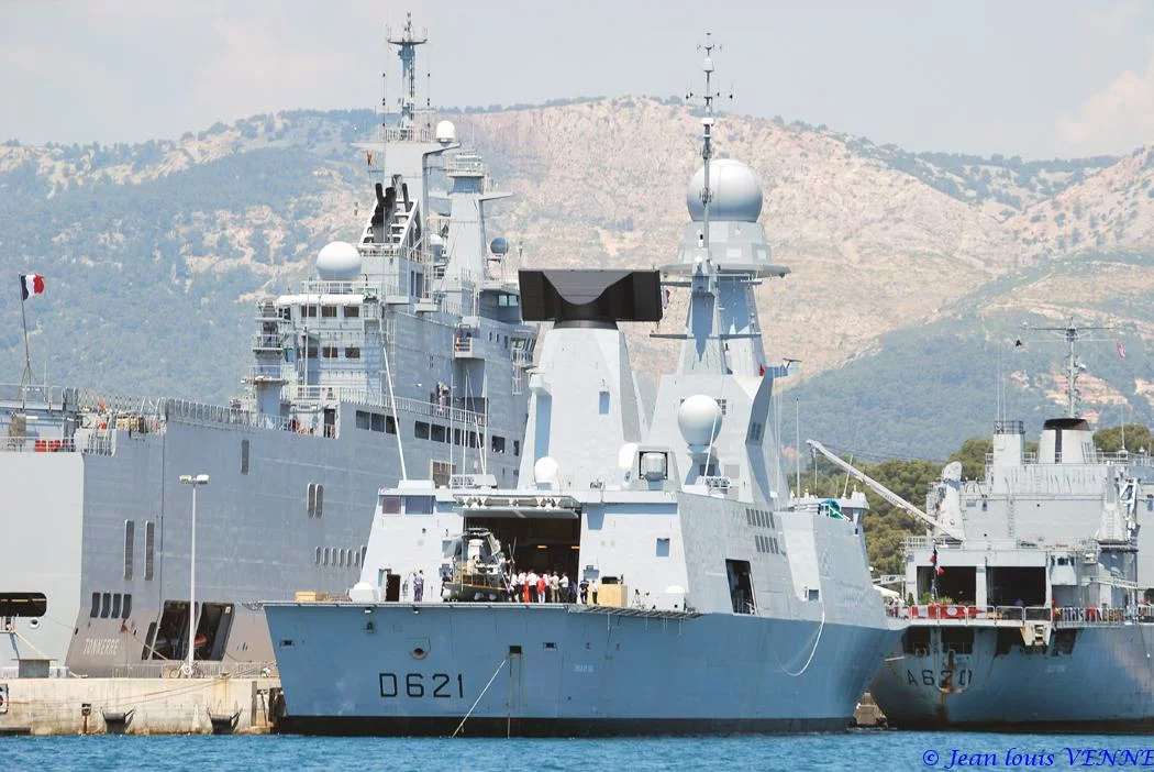 Appontage d’un NH90 sur le Chevalier-Paul