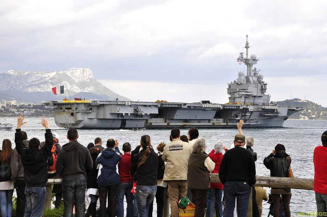 Le porte-avions Charles de Gaulle appareille pour la mission Harmattan
