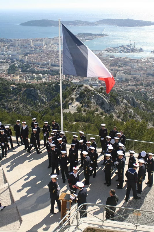 L'équipage bleu du sous-marin Perle rassemblé sur le Mt Faron