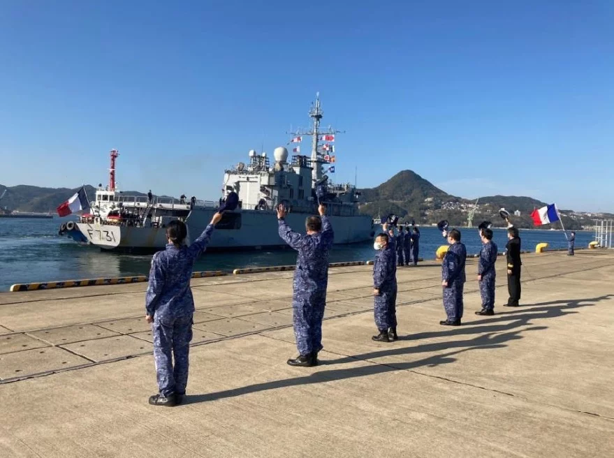 Des marins japonais accueillent la frégate Prairial à son arrivée à Sasebo