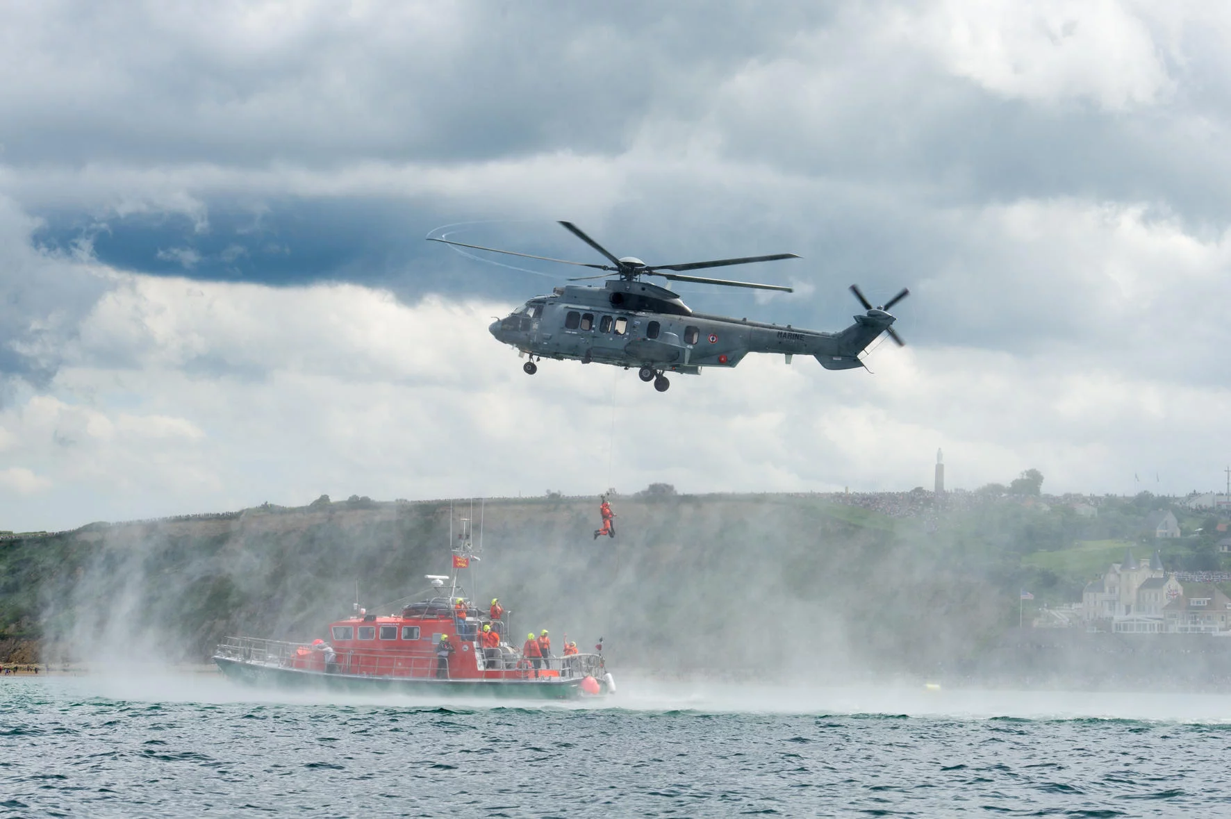 Démonstration de treuillage par un hélicoptère Caïman EC-225