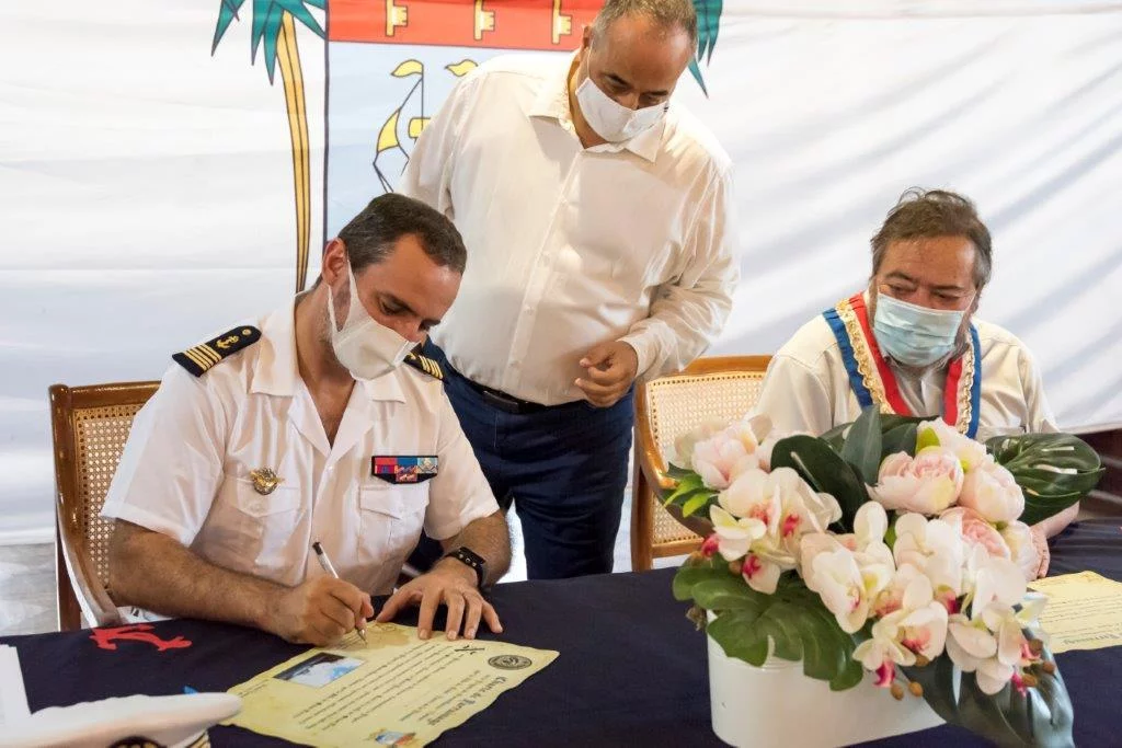 Le capitaine de vaisseau Frédéric Barbe, commandant du Nivôse, signe la charte de parrainnage