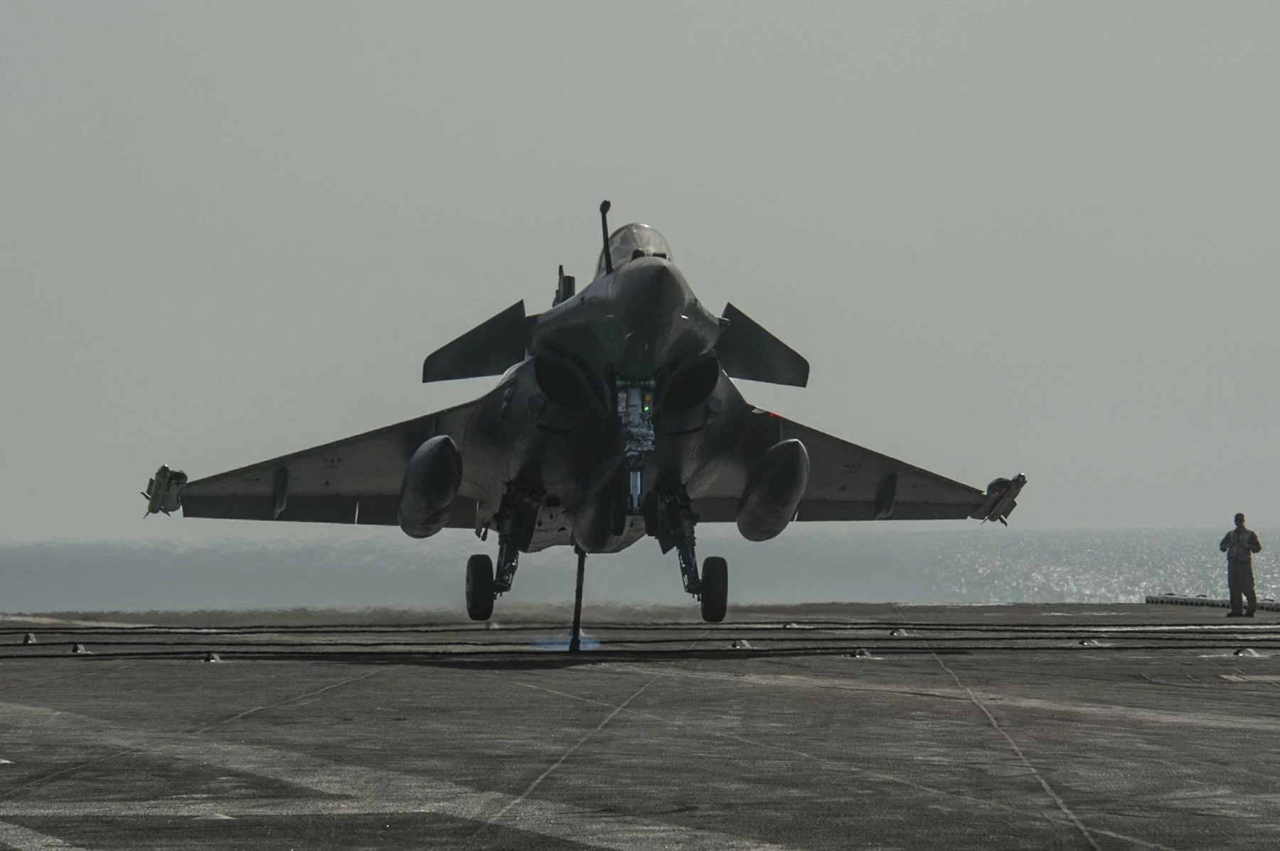 Un Rafale Marine apponte sur le porte-avions américain USS Carl Vinson