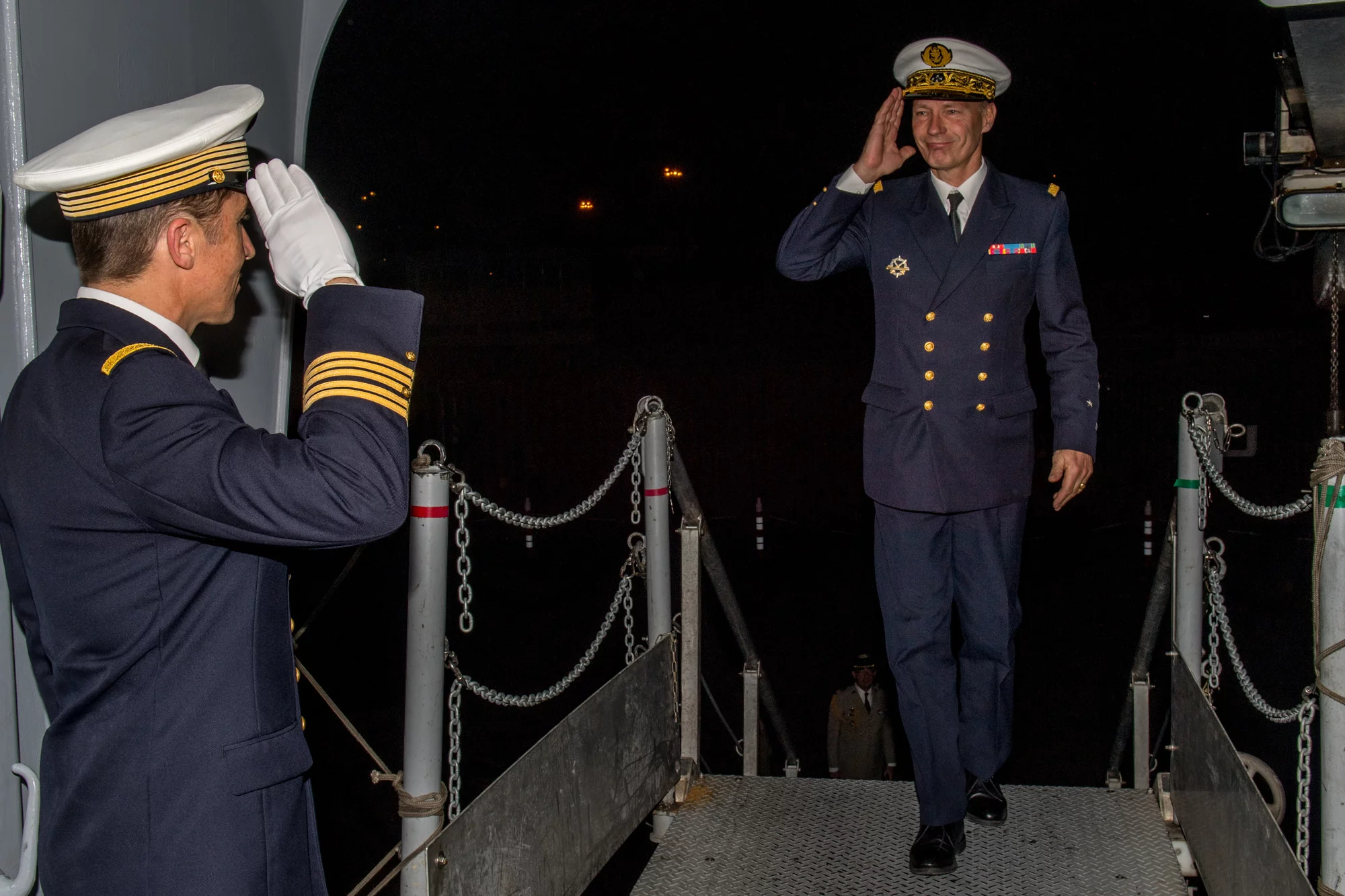 Le vice-amiral d’escadre du Ché, Commandant en chef pour la Méditerranée, monte à bord du BPC Dixmude