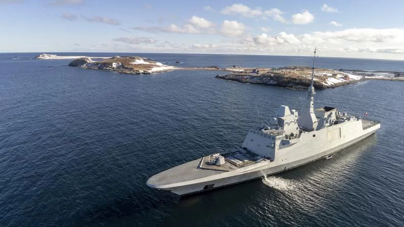 La frégate Bretagne au mouillage devant St-Pierre-et-Miquelon