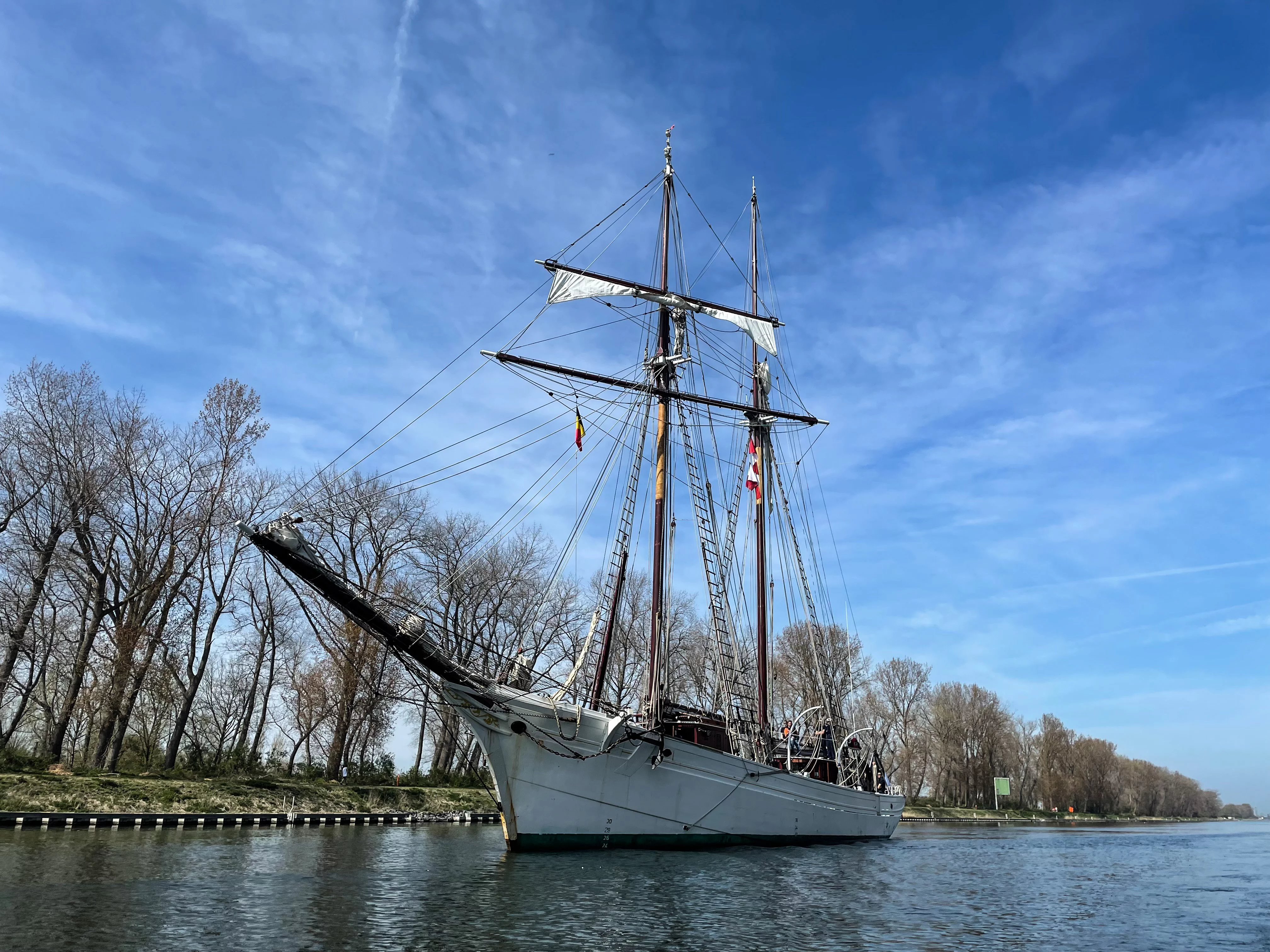 La goélette Belle Poule remonte les canaux intérieurs jusqu’à Bruges