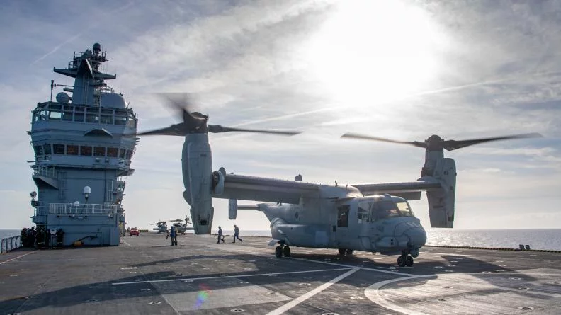 Un hélicoptère V-22 Osprey du Corps des Marines sur le pont du porte-hélicoptères Mistral