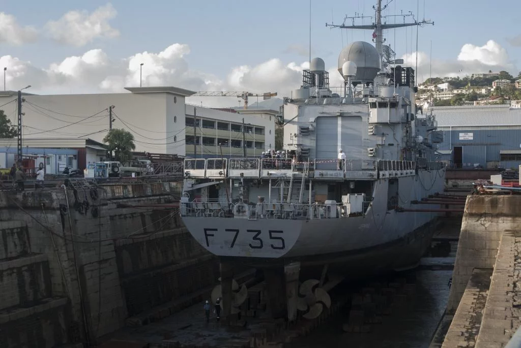 La frégate de surveillance Germinal au bassin de radoub de Fort-de-France