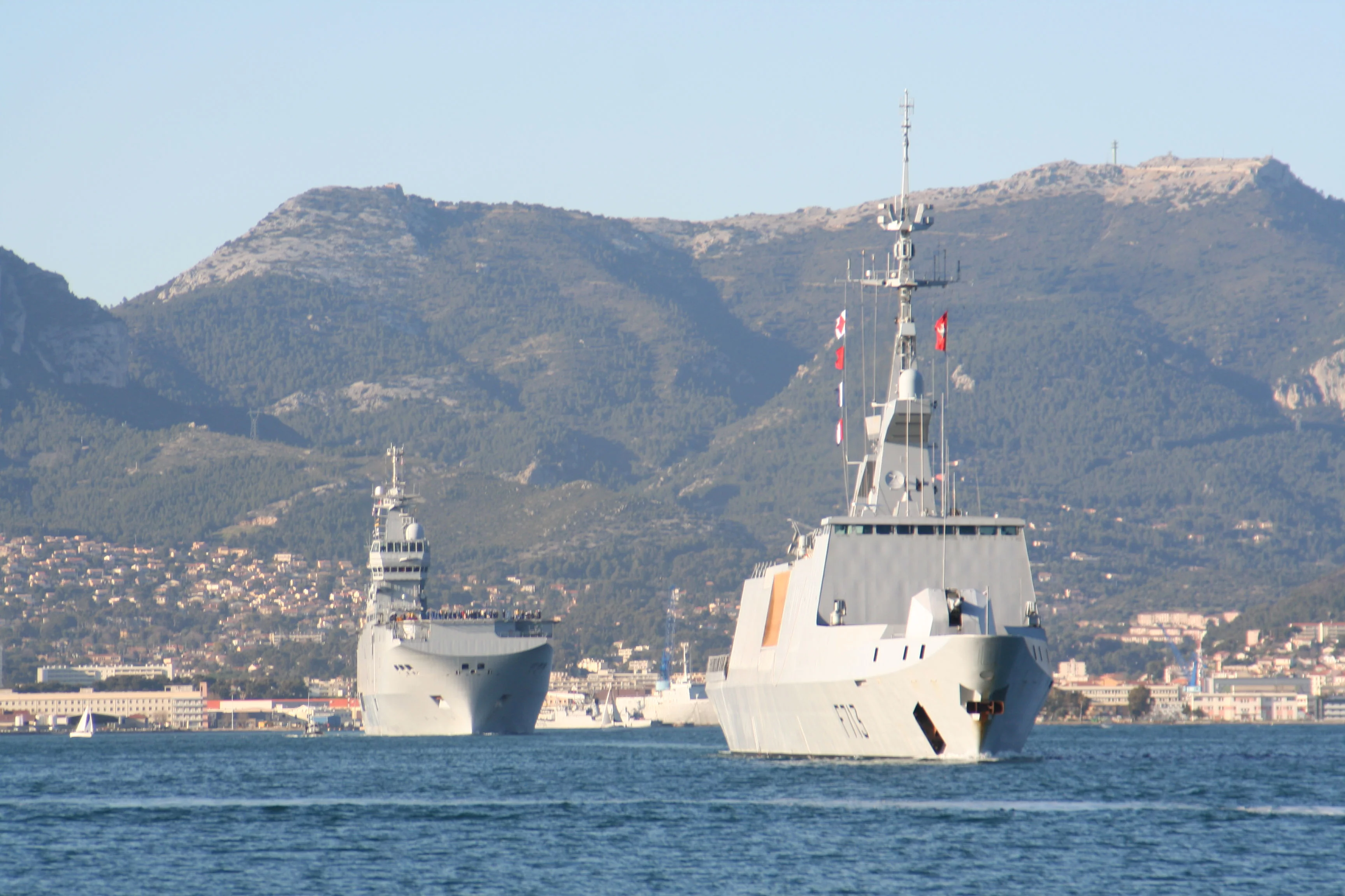 Le BPC Dixmude et la frégate Aconit