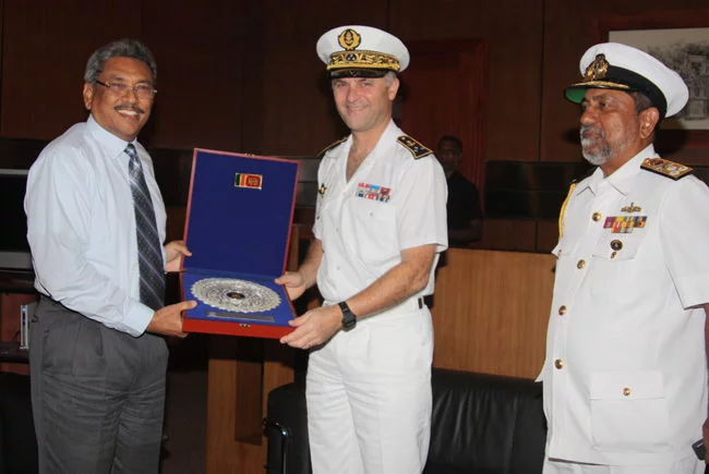 L'amiral commandant de la zone maritime de l'océan Indien rencontre le secrétaire à la défense du Sri Lanka