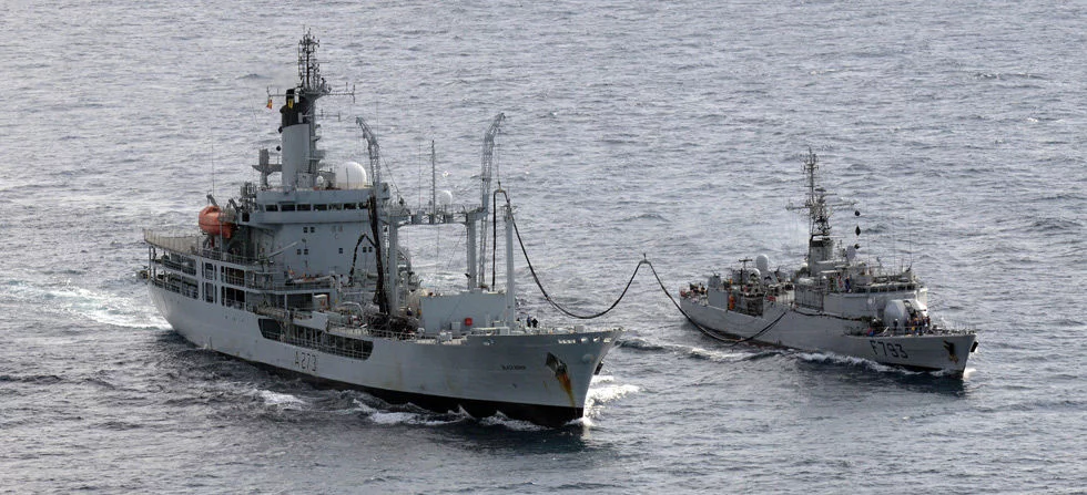 L’aviso Cdt Blaison et le pétrolier de la flotte auxiliaire Black Rover