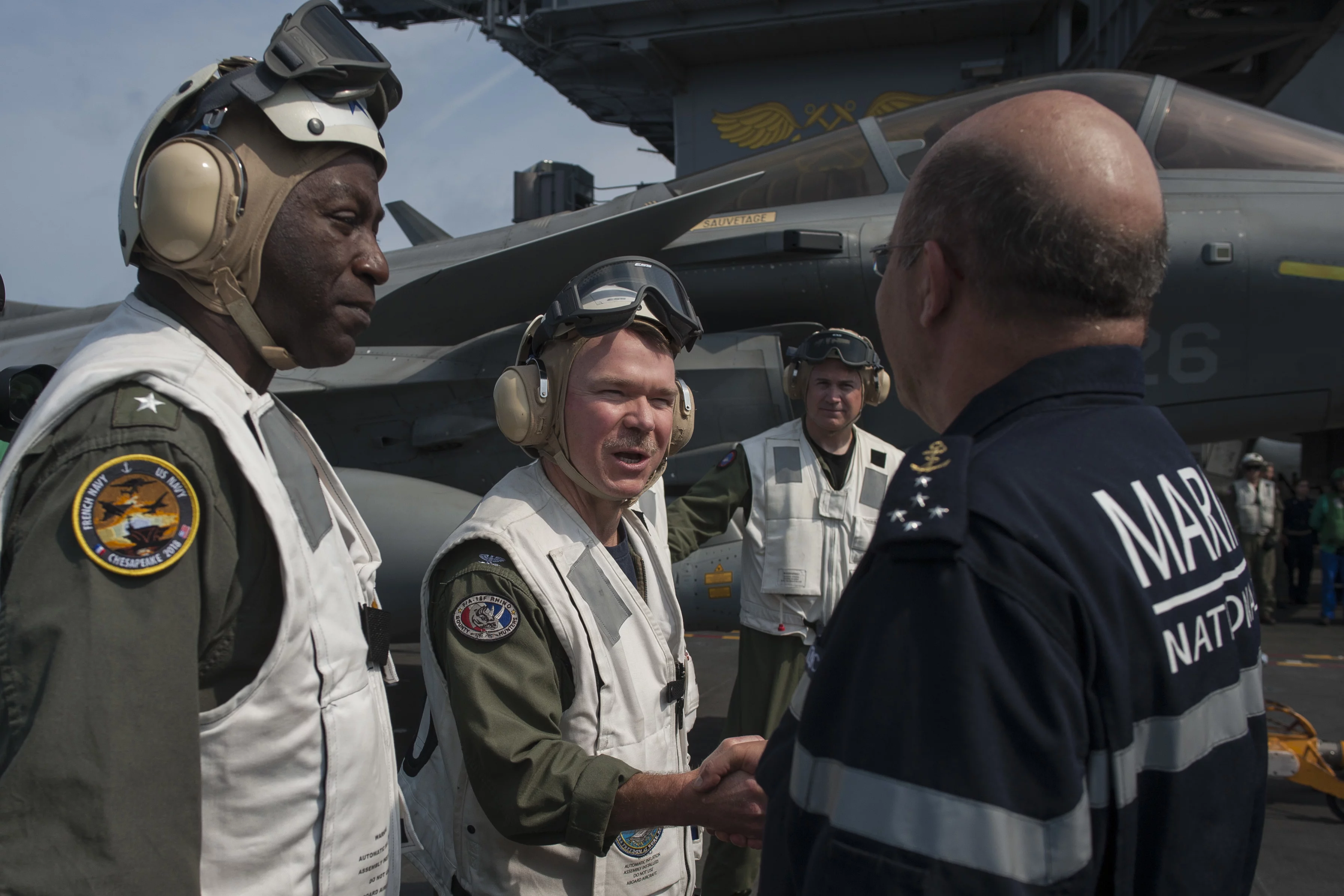 L'amiral Prazuck accueilli à bord du porte-avions USS George H.W. Bush
