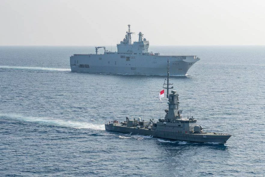 Le BPC Dixmude et la frégate singapourienne Vigilance