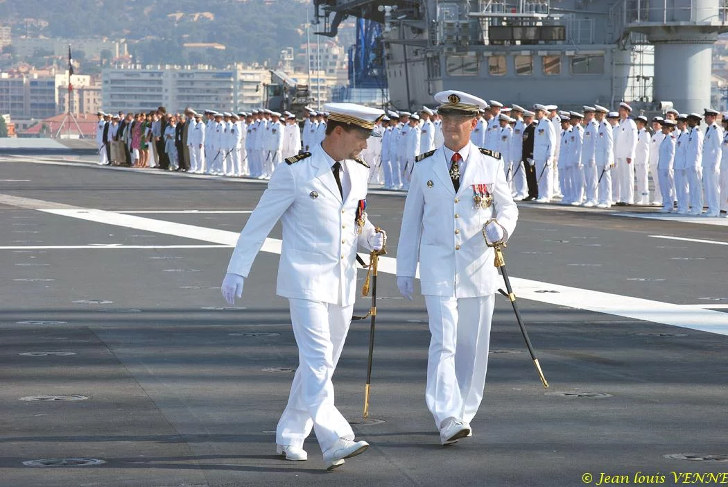 Le CV Rolland et le command en second passent l'équipage en revue