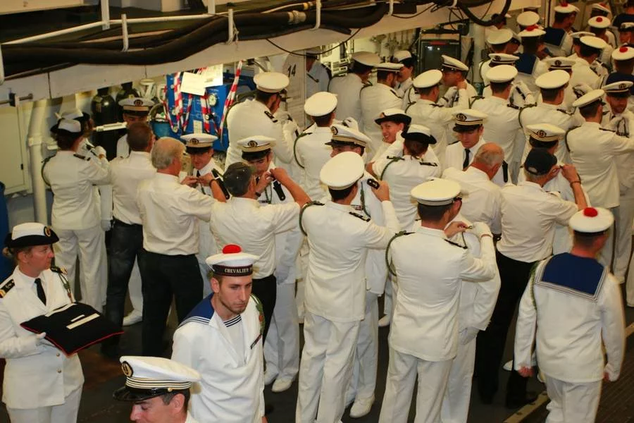 Remise de fourragères à bord du Chevalier Paul