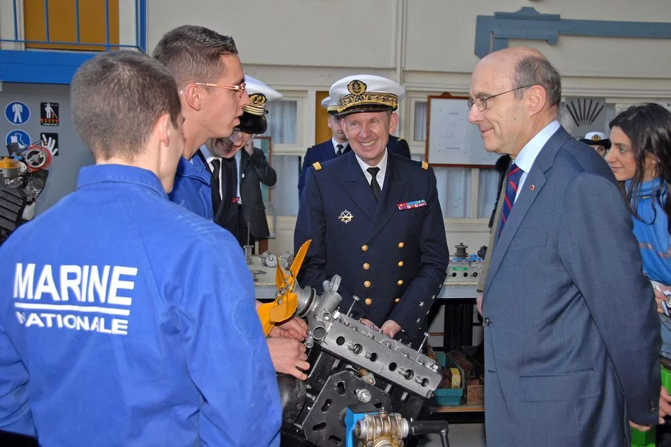 Première visite du ministre de la Défense à la Marine nationale