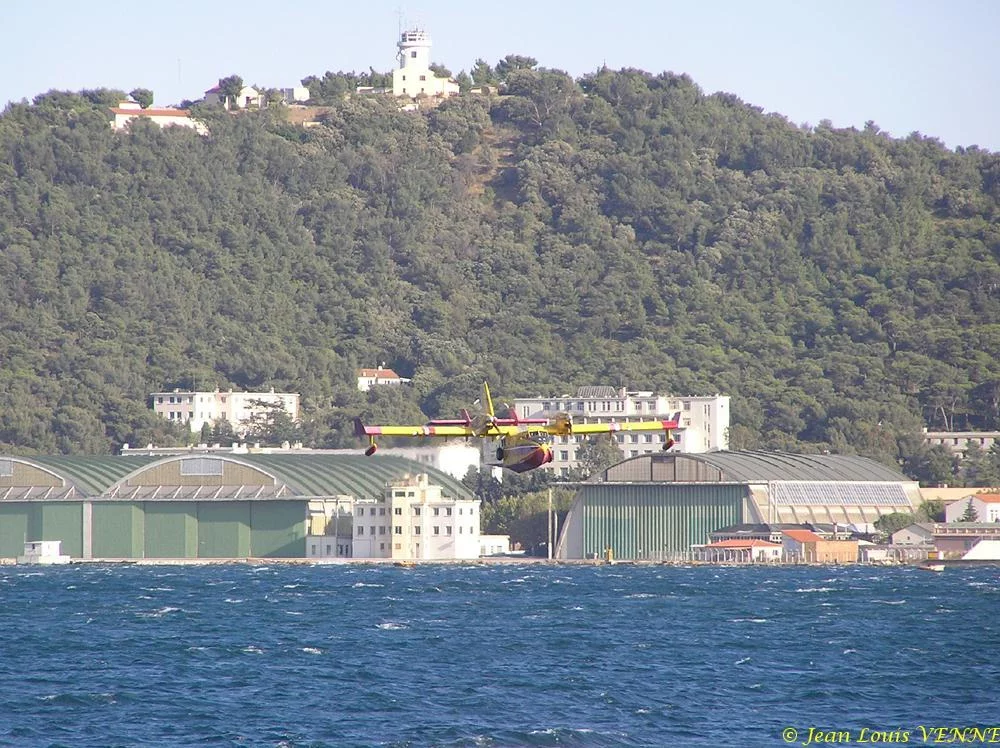 Les Canadairs interviennent au-dessus de Saint Mandrier