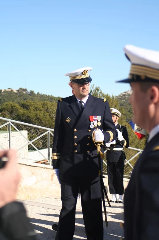 Le chef d'escadrille des SNA, le capitaine de vaisseau de Jaurias, passe l'équipage en revue