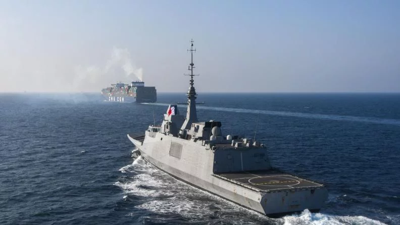 Une frégate française escorte en mer Rouge un porte-conteneurs