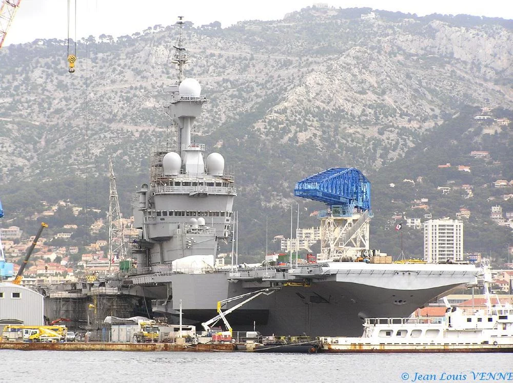 Le Charles de Gaulle sans protection ... provisoirement