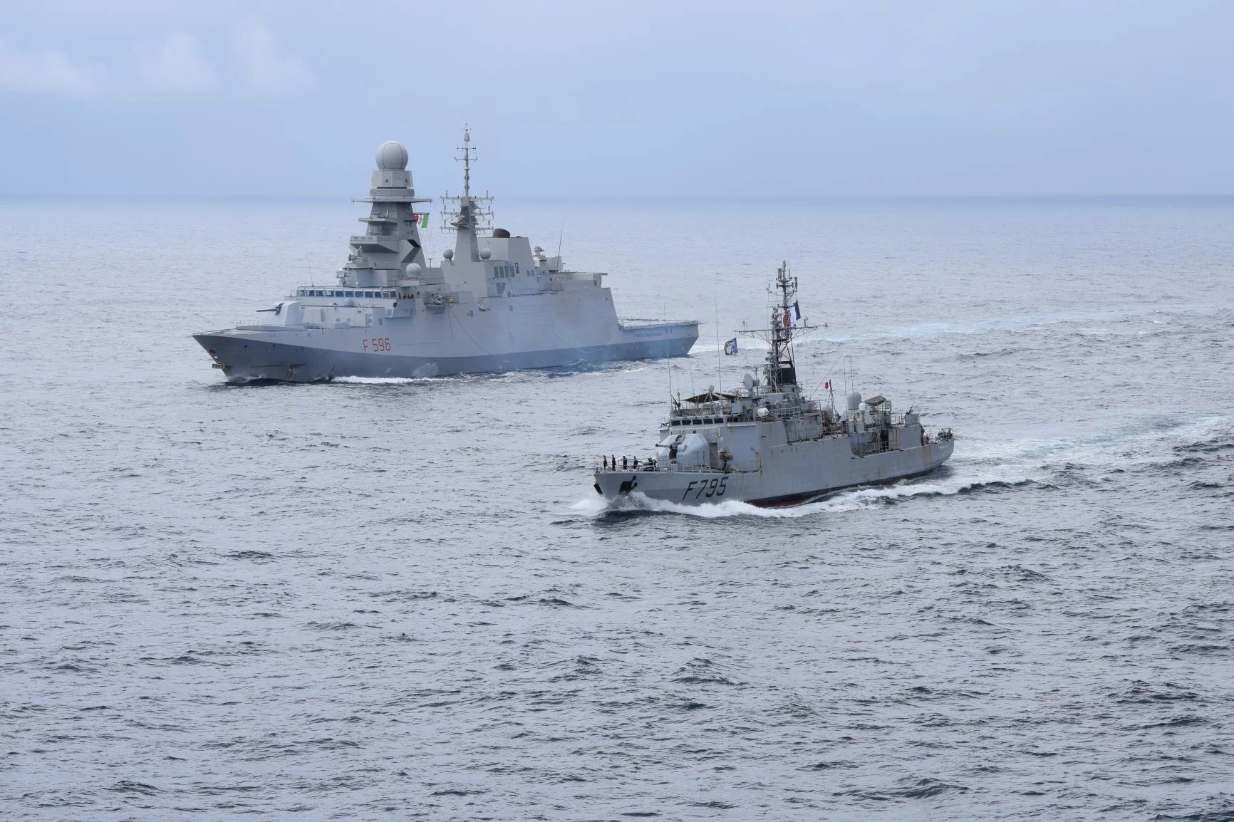 La frégate italienne Nave Federico Martinengo et le patrouilleur Commandant Ducuing