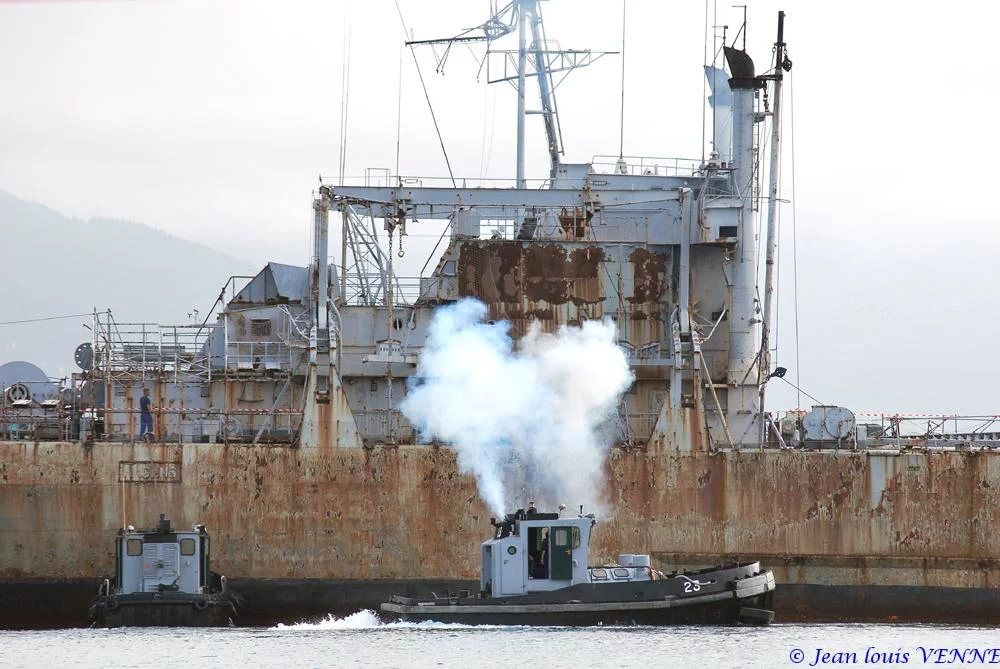 La coque de l’ex-Argens transférée à la base navale de Toulon