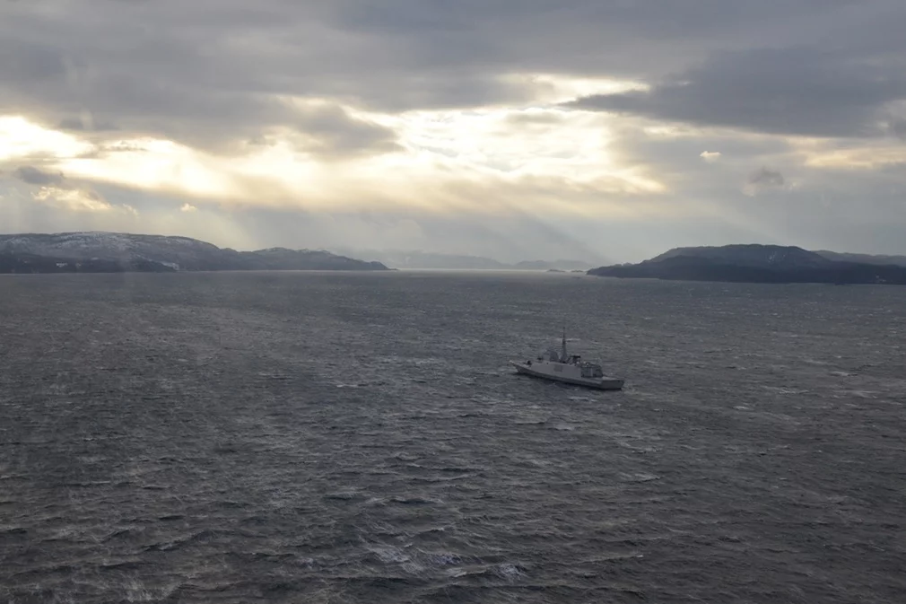 La frégate Provence dans les fjords norvégiens
