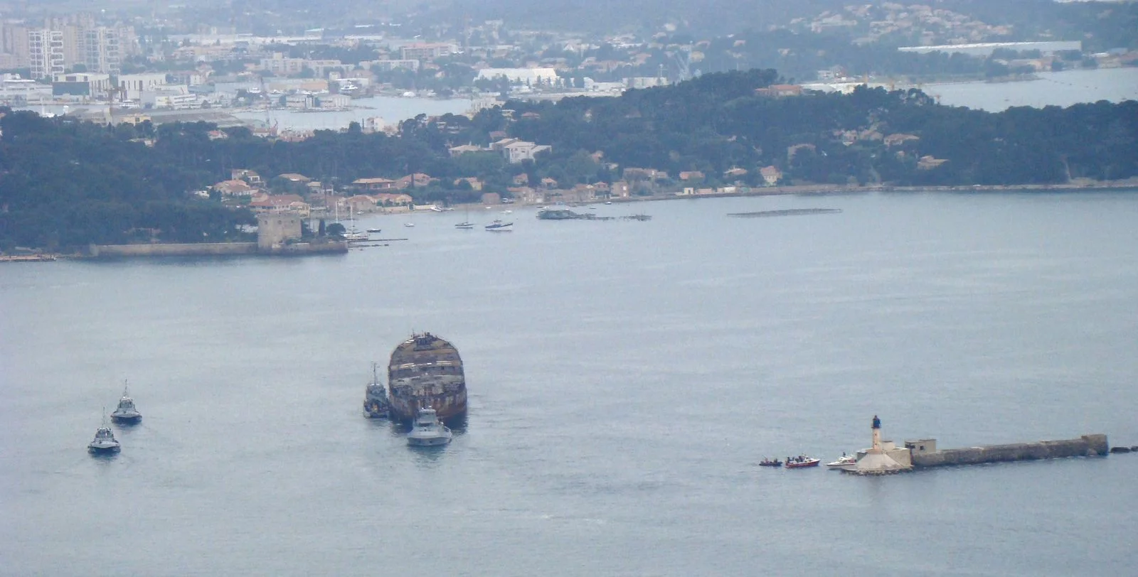 Arrivée à Toulon de la coque de l’ex-pétrolier Saône