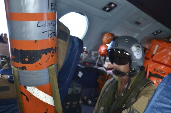 Un membre d'équipage de Falcon 200 « Gardian » prépare une chaine SAR