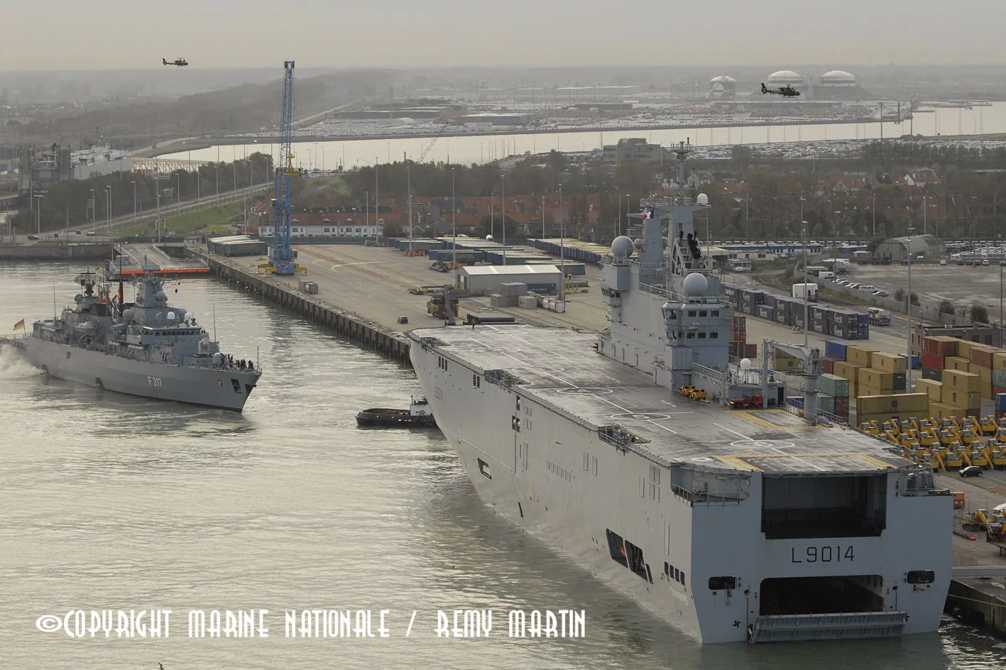 La frégate allemande Bayern accoste devant le Tonnerre