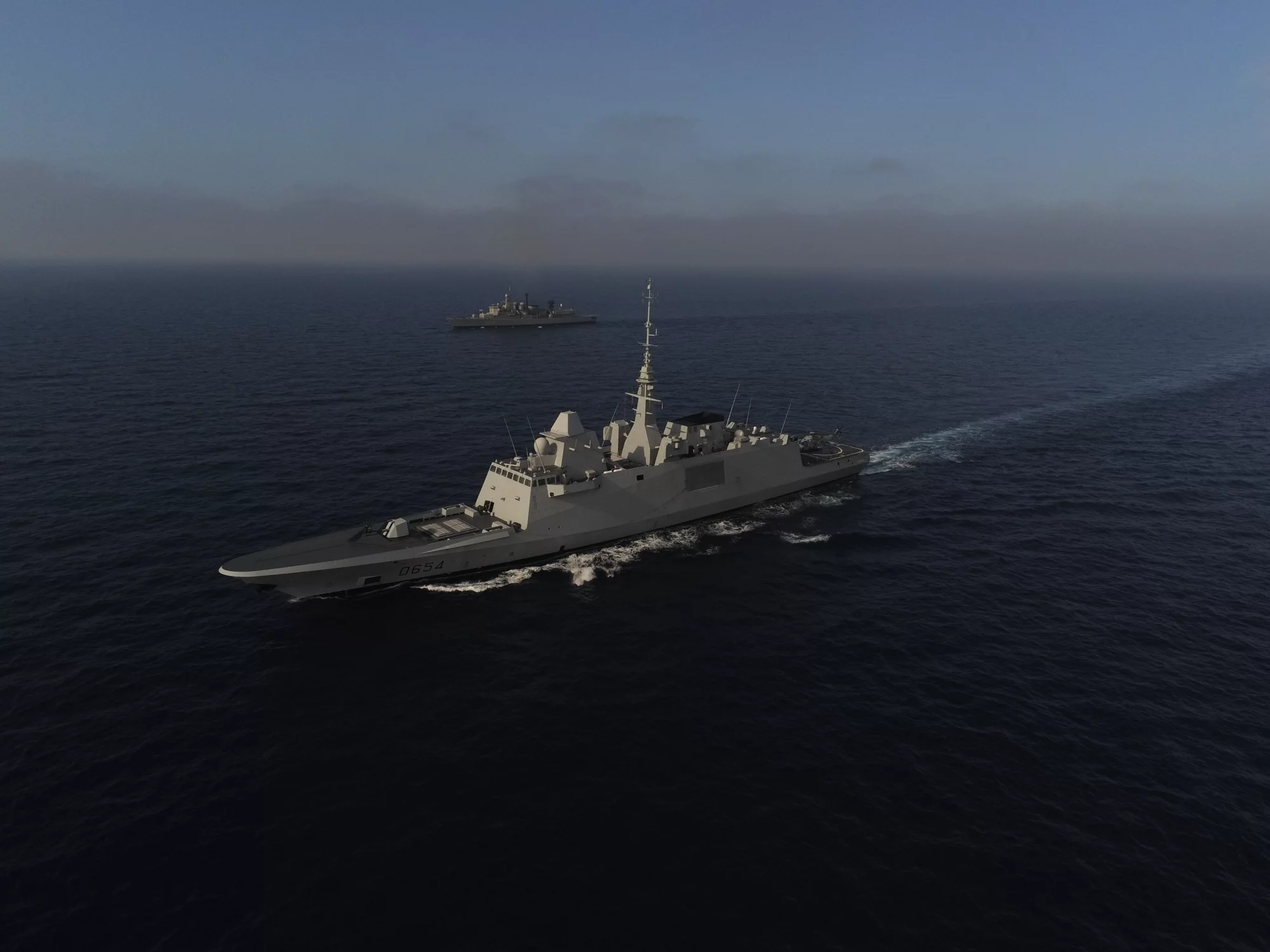 La frégate Auvergne et la frégate grecque Themistokles