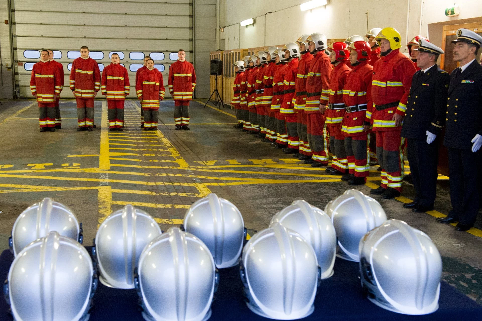 Remise de casques à de jeunes marins-pompiers de Cherbourg