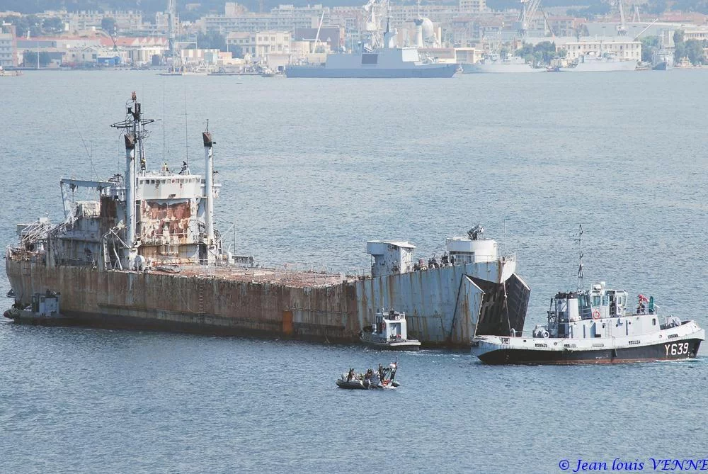 La coque de l’ex-Argens transférée à la base navale de Toulon