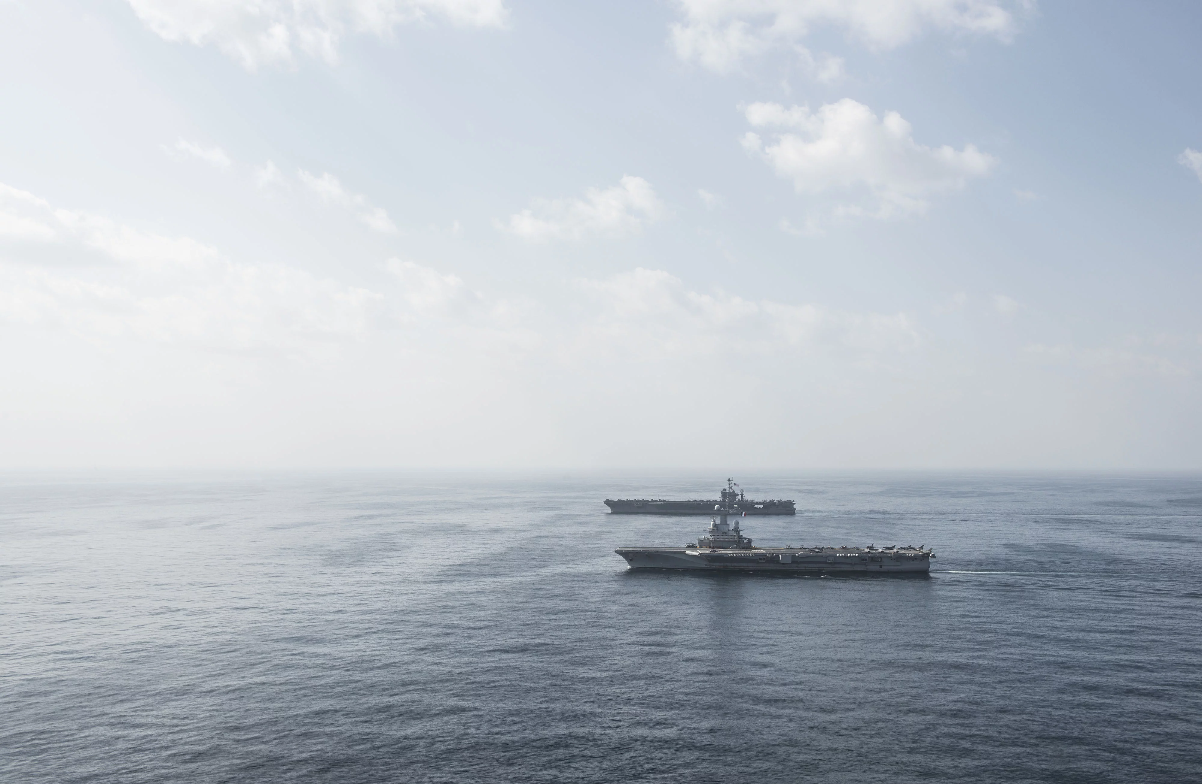 Opération Bois Belleau : Le porte-avions USS Harry S. Truman navigue aux côtés du Charles de Gaulle