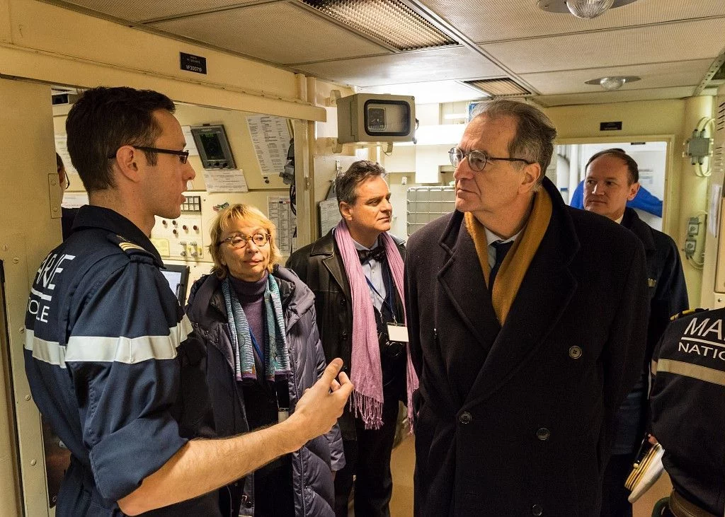 Un officier de la frégate Surcouf explique les étapes de la prise en charge des trafiquants