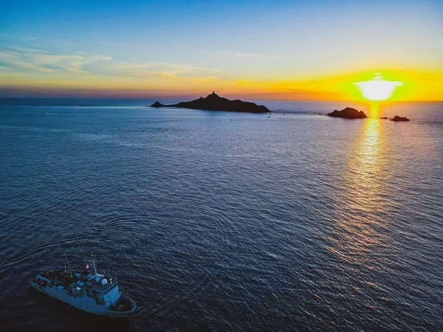 Le Pluton au large des îles Sanguinaires