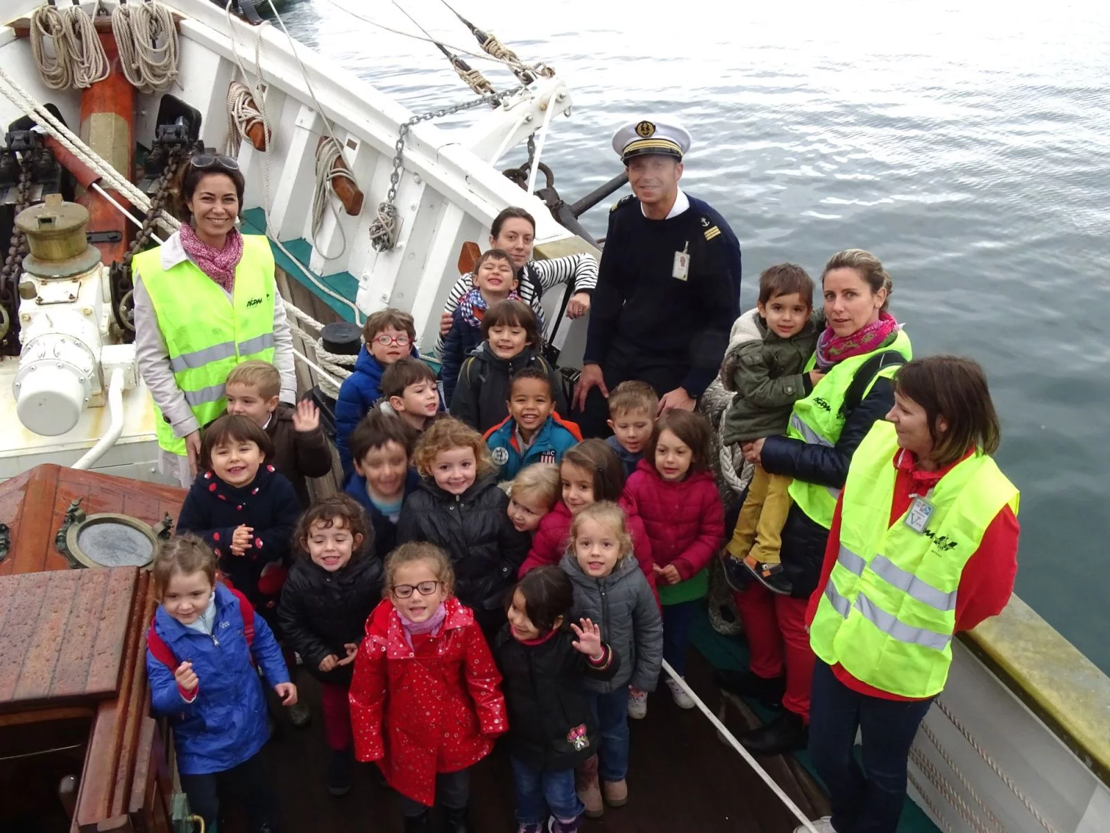 Des moussaillons sur le pont de la Belle Poule