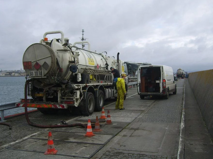 Nettoyage des quais de la base navale de Brest