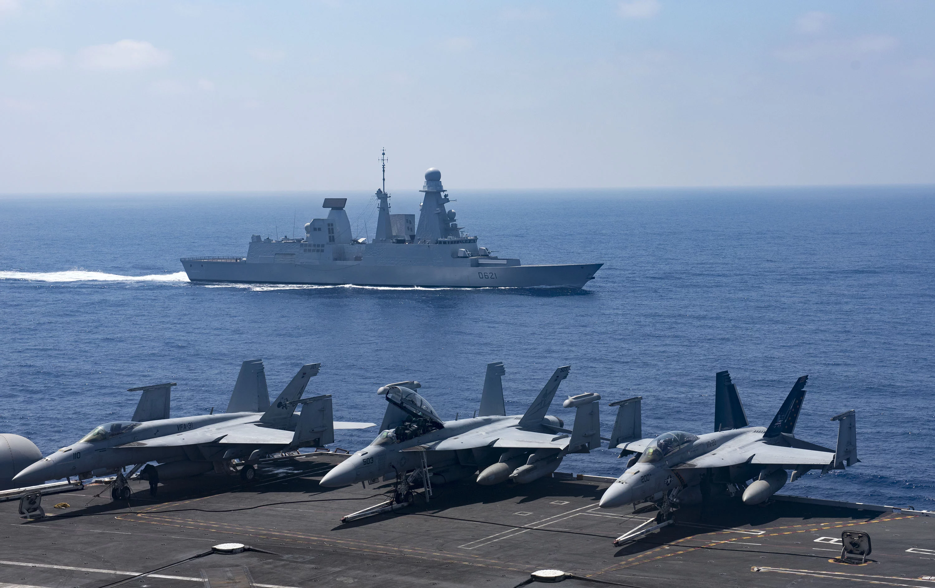 La frégate Chevalier Paul navigue en Méditerranée aux côtés du porte-avions USS George H.W. Bush