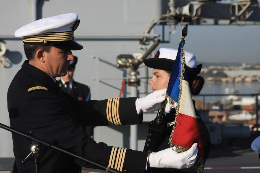 Le commandant du Mistral remet son fanion à la PMM de Fréjus