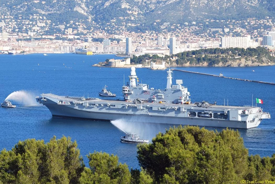 Arrivée à Toulon du porte-aéronefs italien Cavour