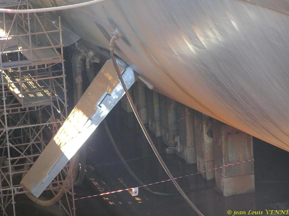 Un aileron de stabilisation du du Charles de Gaulle
