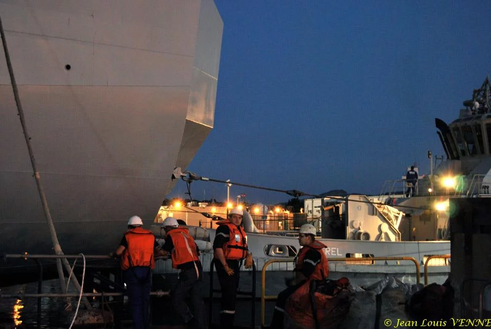 Le Charles de Gaulle sort du bassin