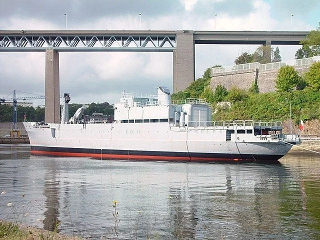 Le D'Entrecasteaux en fond de Penfeld