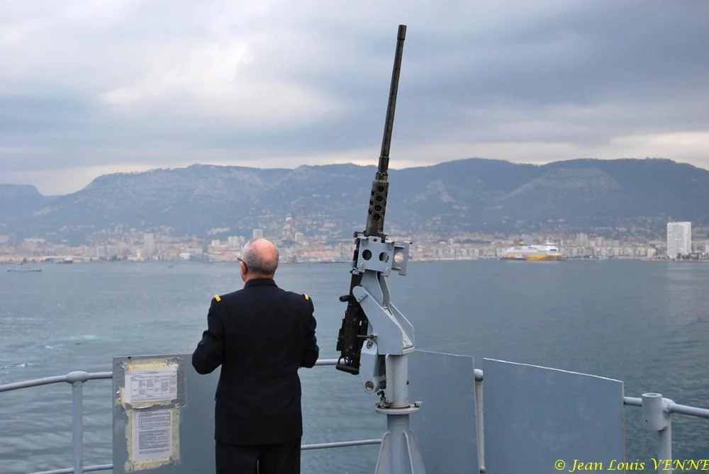 La rade de Toulon derrière une mitrailleuse